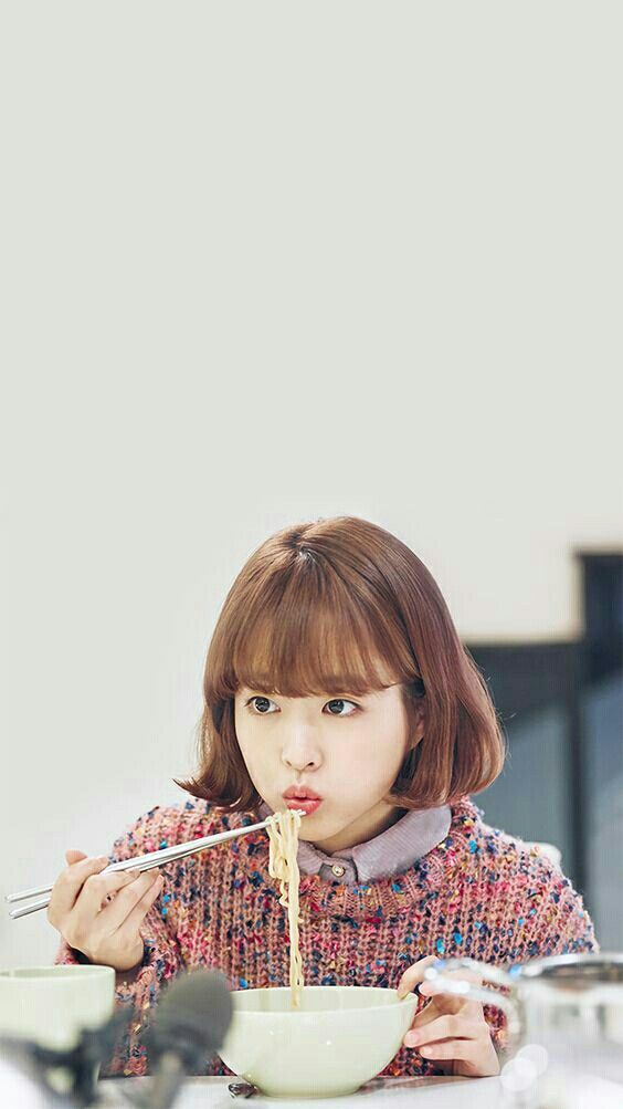 朴宝英瘦身减肥秘诀（一）：不节食也能瘦！ 朴宝英坦言自己日常生活中是枚吃货，但个子娇小只有158cm的她本身在身段方面上镜就有点小吃亏，加上稍微吃胖/水肿一点时，和很多女生一样都有先胖脸的困扰～因此还是会悉心照顾饮食、控制热量摄取以维持好体态。