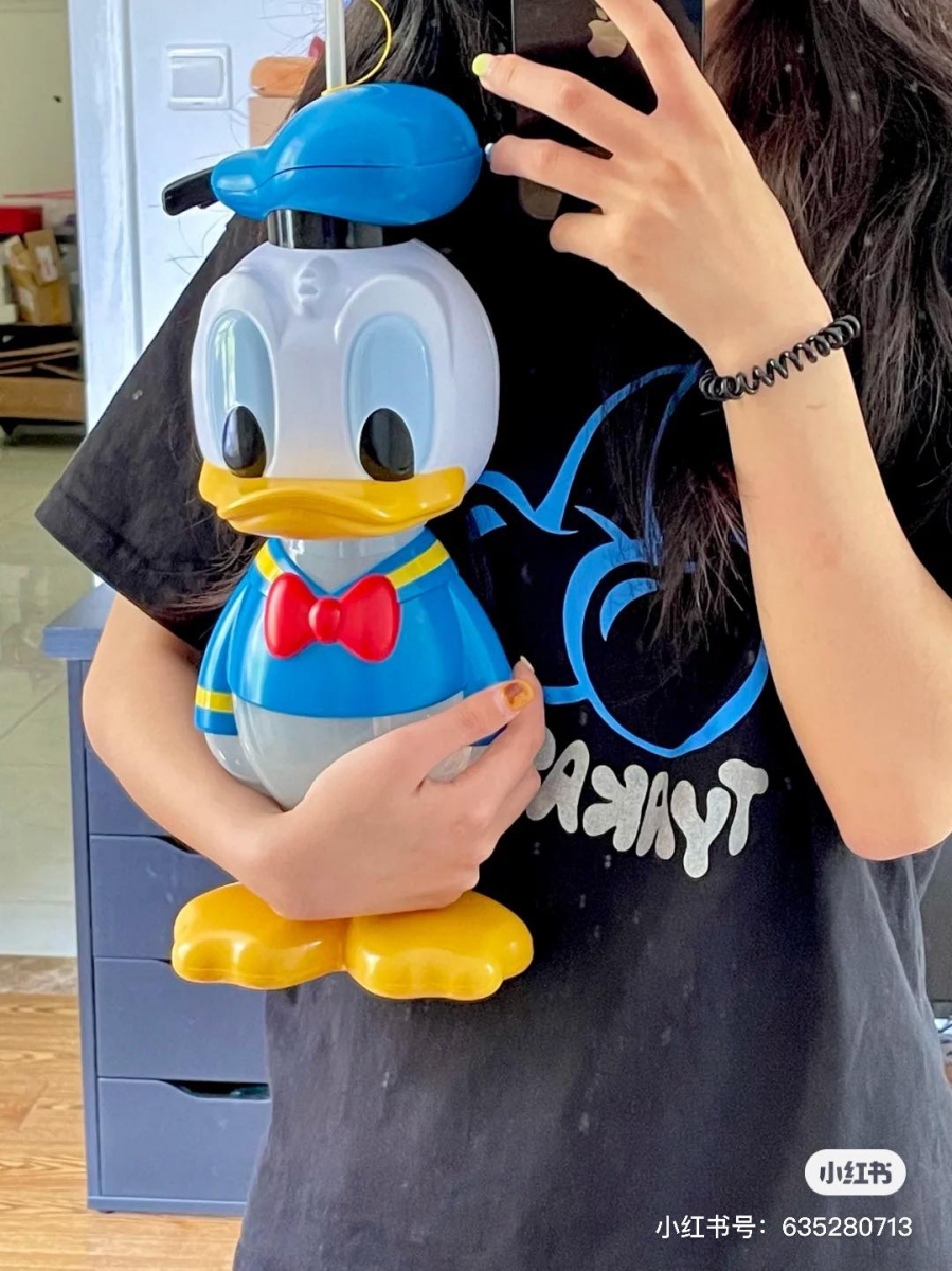 不少小红书网民分享了自己的代购战利品,可爱到让人忍不住想ALL IN全包了!是水壶、还是「对镜自拍」效果超加分的好用道具哦(笑)