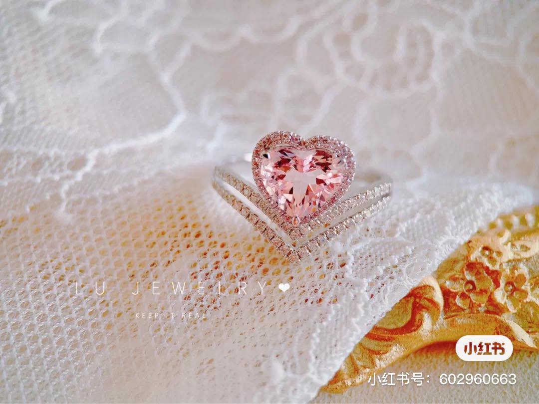 Lu Jewelry 心形摩根石钻戒 中国珠宝定制公司根据顾客需求设计的一款超梦幻摩根石粉色心形钻戒,完全就是「仙女的戒指」无误~ 淡雅粉色心形摩根石制成了钻石切割面、周围精细镶边使其更显高贵典雅。