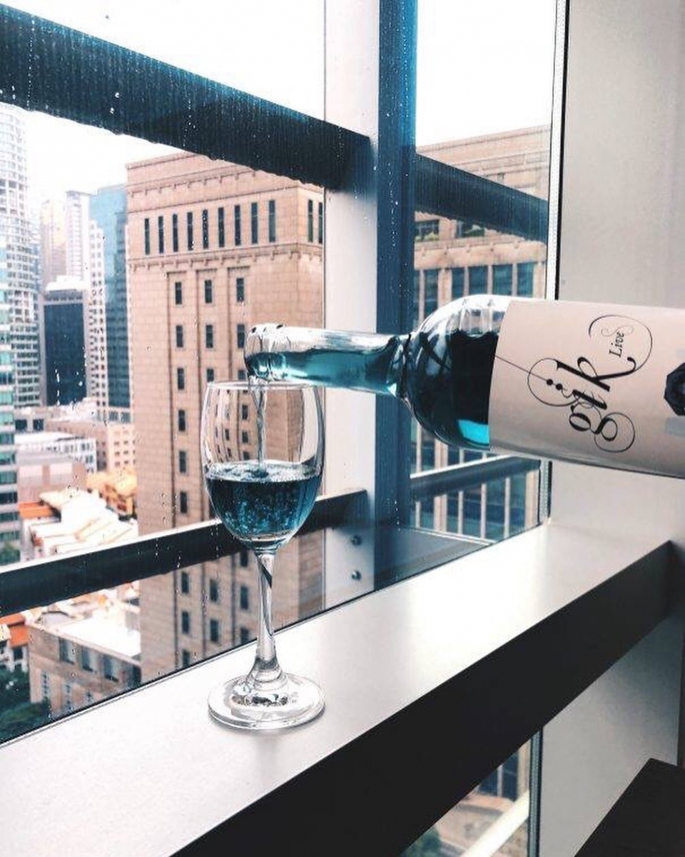 Gik Blue Wine的蓝色调和上述Pavo孔雀宝石蓝美酒一样,并非源于化学色素;而是加入了「菘蓝」植萃提取的蓝色素,混合葡萄皮自带的天然花青素制造而成~