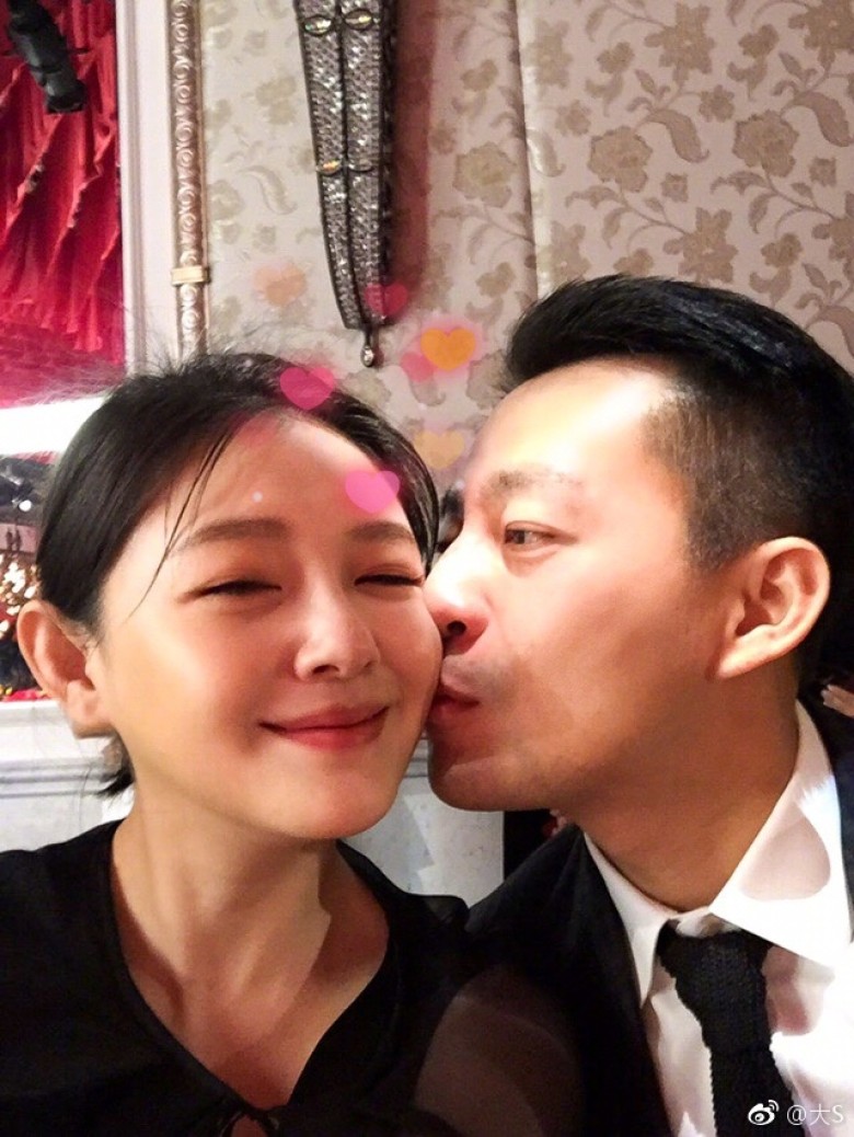 # 小S曾爆料大S汪小菲吵架总是闹离婚 2011年闪电结婚的汪小菲与大S如今育有一子一女;俩人当年在安以轩的生日派对上认识,仅见面4次、认识49天便认定彼此步入婚姻。