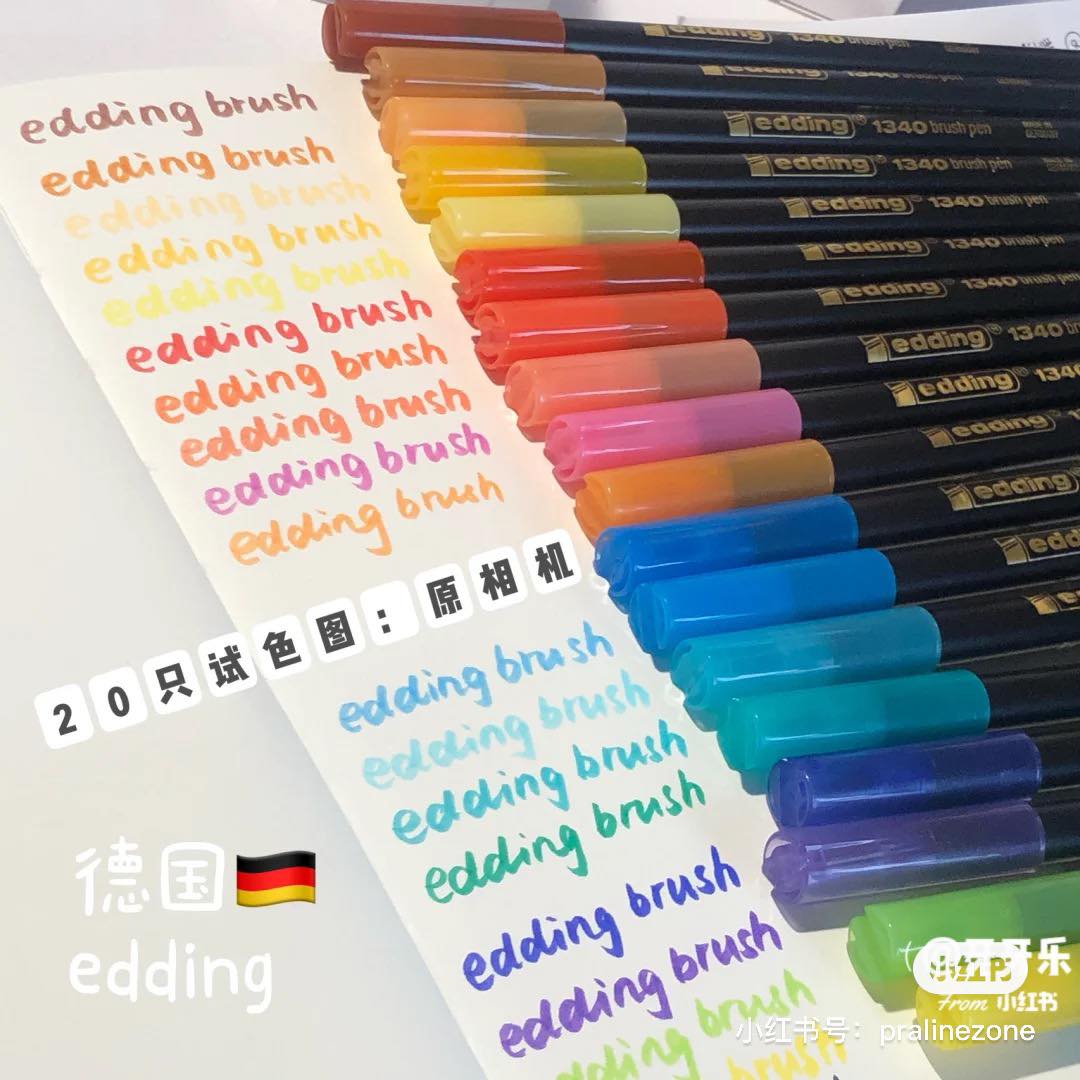 Brush Lettering 用笔 # 7 德国edding Brush Pen 编号1340的这组edding Brush Pen不仅可以单独使用，也主打可以将两只笔的笔刷触碰在一起3～5秒左右，墨水融合在一起后瞬间收获2枝可以写出渐变感的混色Brush Pen，想要色彩渐变效果更明显，笔头可以触碰久一些～很推荐手帐控/笔记控们用他们来写标题和做绘图设计～
