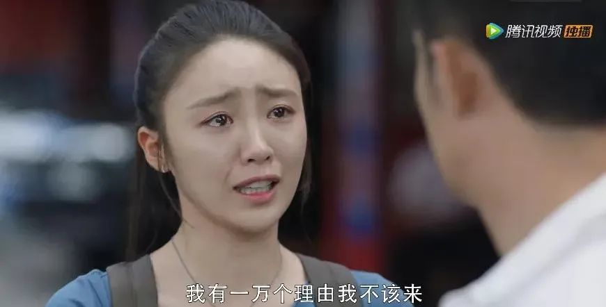 《三十而已》林有有非常懂得用装无辜、扮可怜来博得男主的怜悯之心,辞职只身来找男主赖着不走,哭诉说控制不了自己的情感、忘不掉对方,征服对方成功上位的骚操作被评价是「打着为真爱沦陷的幌子,做着违背道德的事」,目的性极强!