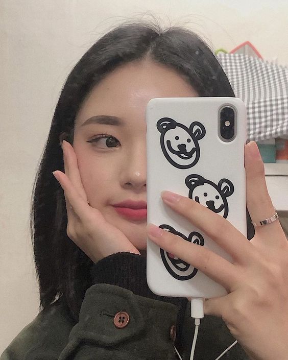 3、充电时套着手机壳  这个让手机寿命变短的「地雷」相信很多人都踩了!手机套着手机壳充电容易让电池、电板散不了热,因而常常出现过热状况,这样一来容易加快电池的耗损。  4、边充电边玩手机  这个坏习惯绝对「达咩?」!原因和上述套着手机壳充电一样,边充电边玩手机容易导致电池、电板过热,是手机「折寿」的一大元凶。