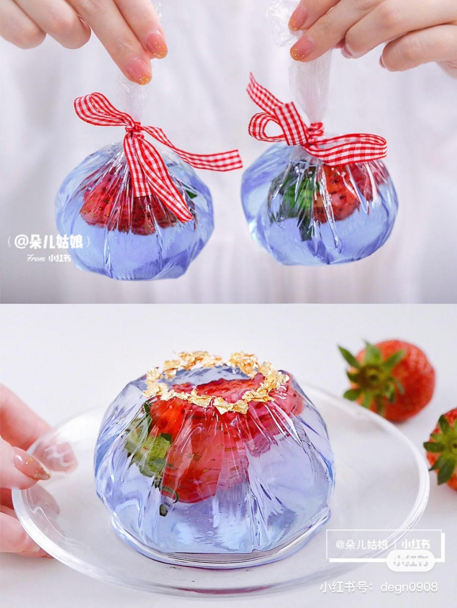 2、小心包起来（建议保鲜膜上端扭一扭后，系上绳子加以固定），放到冰箱里悬挂防止冷藏定型，用时2小时左右。最后撕开保鲜膜取出果冻即可，博主撒上一点可食用金箔点缀，完全是高级下午茶甜品即视感啊！