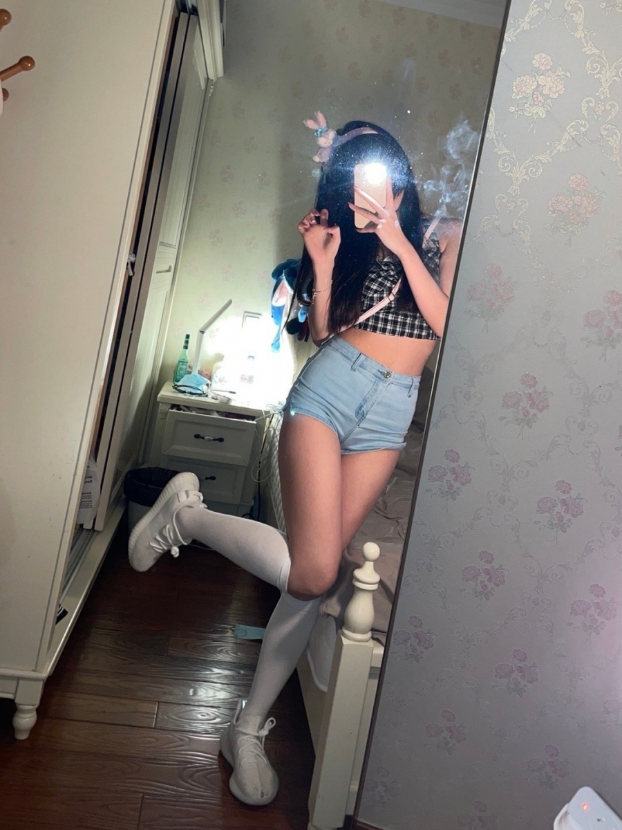 这位抖音博主「你的小梦」素来以辣妹feel「纯欲风」着装扮相示人;由于拍得很有氛围感的短视频和照片,几乎都以手机、口罩、眼镜等道具挡脸,不露真面容外加火辣好身材,「神秘感」赋予了粉丝们无限想象空间。