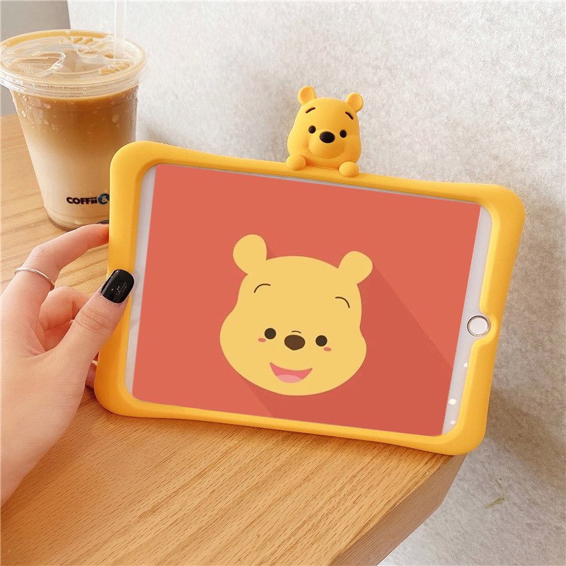 # 2合1功能小熊维尼设计iPad保护壳 >>> 【点击查看Shopee链接】 矽胶材质加上很贴合的边角防护,提供绝佳防摔功能;而且背面还附有支架设计轻松将iPad立定、解放双手,用它追剧/学习或工作时还有探出头的3D可爱小熊维尼/小猪/跳跳虎陪伴,超级可爱~