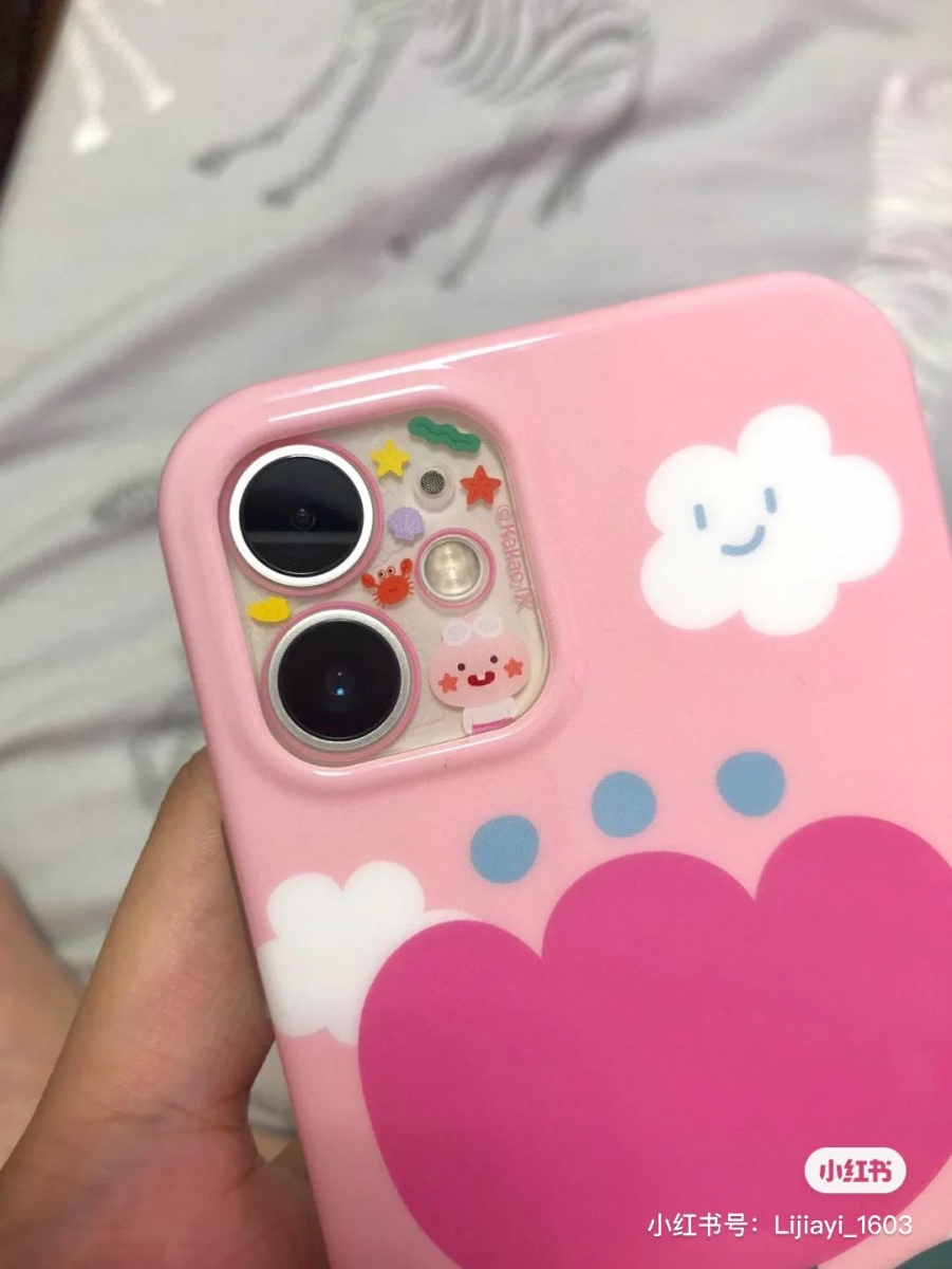 这类型镜头保护贴膜一般都是屏幕钢化玻璃贴膜同款材质制成，纤薄高透不会影响拍照画质之余，也能保护手机或iPad后置镜头，避免不小心磕碰时刮花或碎裂。