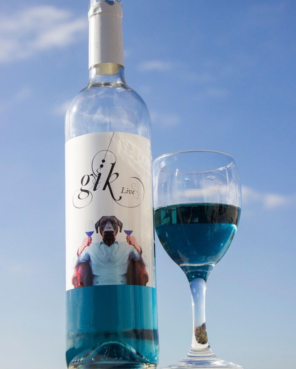 这款Gik葡萄酒酒精浓度11.5%,倒入红酒杯放在阳光低下看,色泽宛如蓝宝石般闪耀迷人!其酿造期间采用了西班牙特产红葡萄、白葡萄,味道甘醇清甜;据知葡萄果香种还夹杂了酸甜柑橘味,是女生会很钟爱的口味呢!