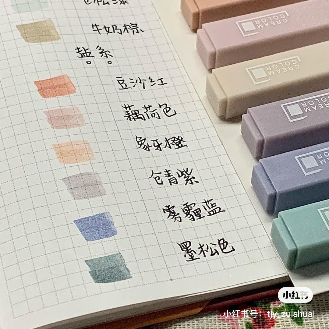 # 4 集物社软头荧光笔 这组集物社推出的柔软笔头荧光笔，柔色甜系和莫兰迪色盐系2组都非常值得入手！而且梦幻粉嫩配色的笔身采以方形设计、很有特点，编第一眼还误以为是哪家美妆品牌推出的习惯唇膏呢（笑）