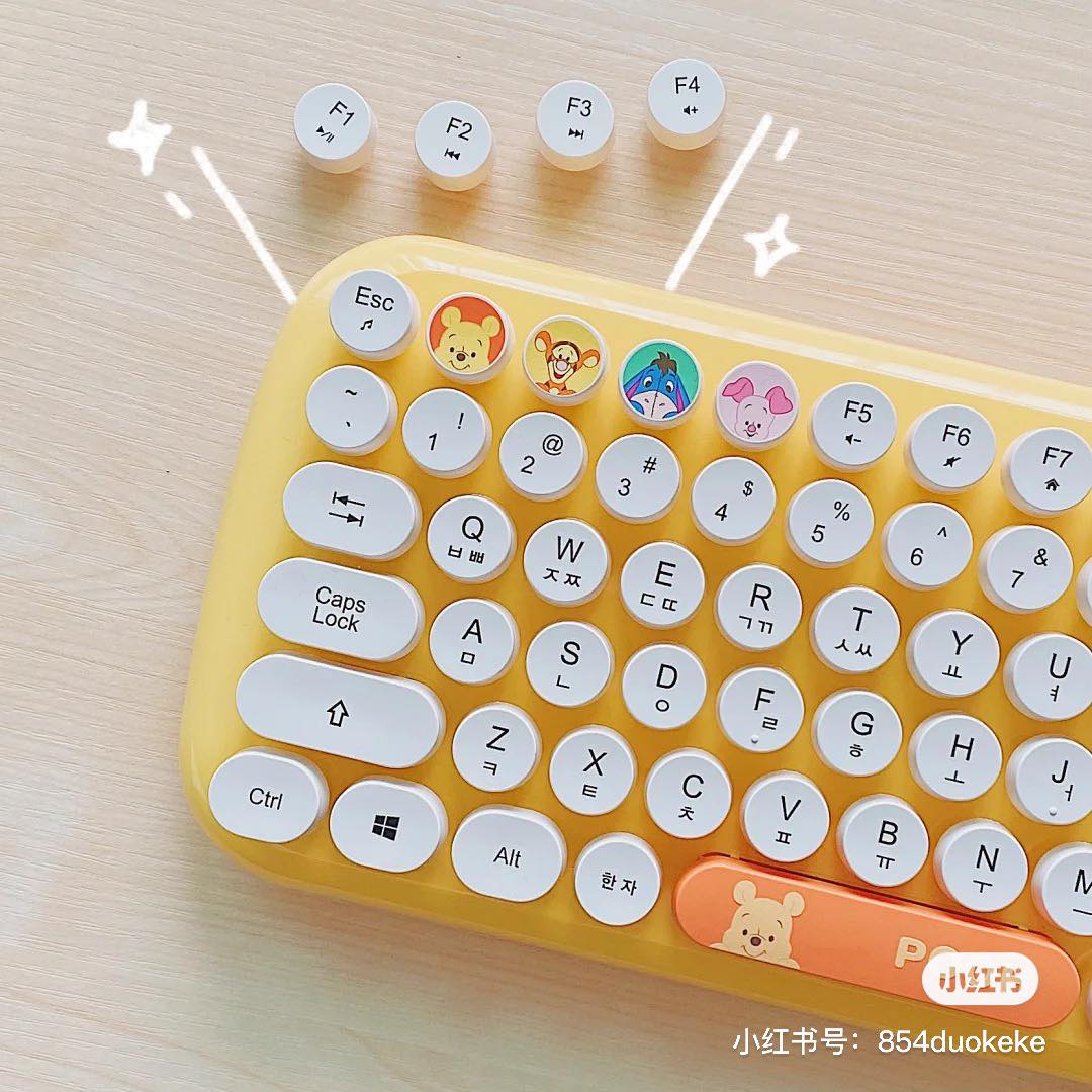 # 5 ROYCHE小熊维尼键盘在Shopee竟然在出售！♥ 键盘左上角和Spacebar都有可爱卡通设计，同系列小猪Piglet粉色款也很值得入手哇～