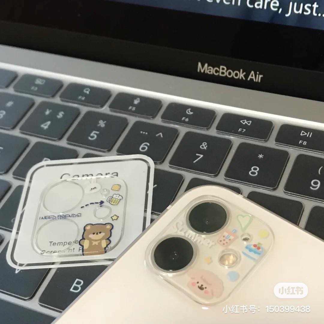 全透明镜头贴膜上印有非常精致小巧的卡通图案，为原本空荡荡的后置镜头周遭添上可爱点缀 ♥ 贴心的是闪光灯位置也有镂空设计，不影响闪光灯拍照效果～