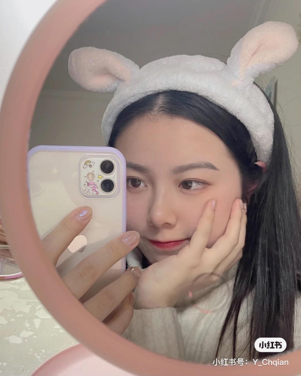 无论是搭配透明或简约设计的手机壳，还是近期很流行的少女系INS风手机壳都非常好看！下面来给感兴趣想入手的大家找来几款Shopee上有在出售的款式：