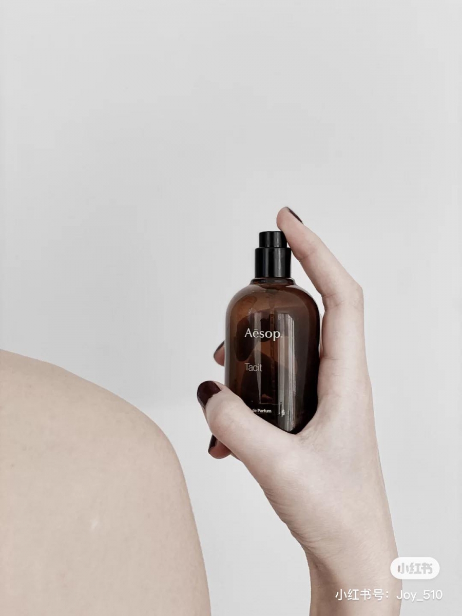 Aesop 伊索 | Tacit Eau De Pardum 悟香水 前调 | 柚子、佛手柑、迷迭香 中调 | 罗勒 后调 | 香根草、公丁香