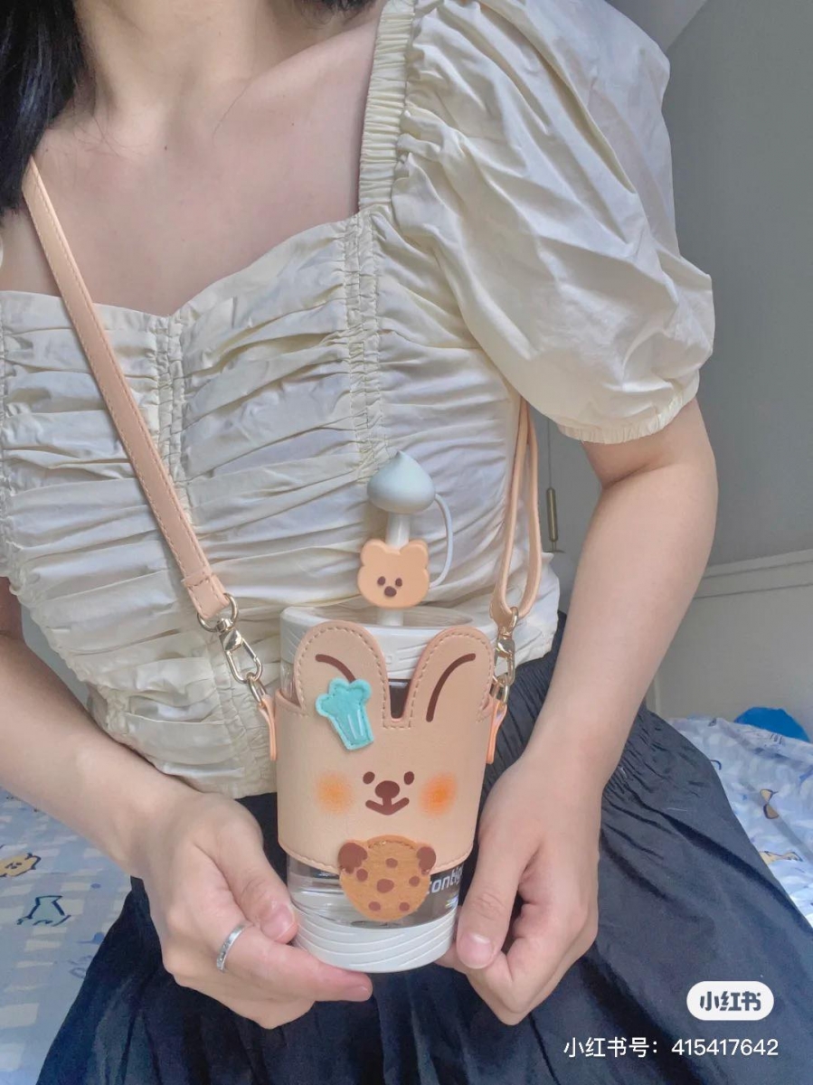 # 8 Contigo微笑袋鼠冷萃吸管水杯 >>> 【点击查看淘宝链接】 前不久一推出便掀起中国网民疯抢的Contigo冷萃吸管杯新品 - 曲奇微笑袋鼠系列水杯,全套除了有可爱设计杯子、杯盖、吸管帽、吸管,还有为小袋鼠款背带+杯套,带出门绝对回头率爆炸高啊 ♥