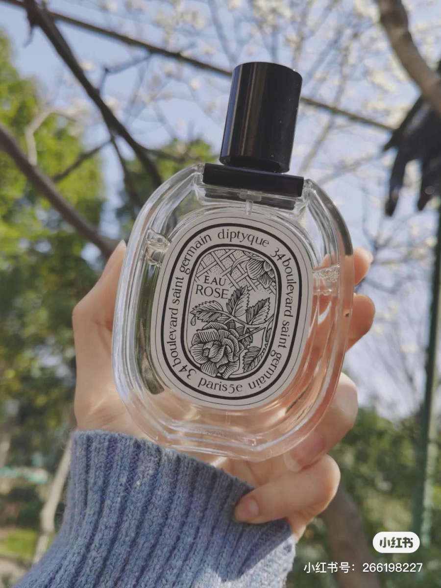 Diptyque | Eau Rose 玫瑰之水 前调 | 佛手柑、荔枝、黑醋栗 中调 | 大马士革玫瑰、摩洛哥玫瑰 后调 | 麝香、蜂蜜、雪松
