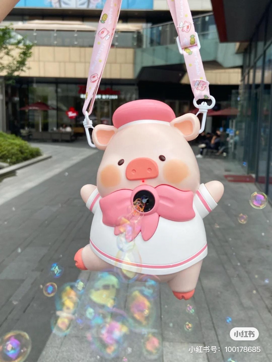LULU猪泡泡机 最近在小红书上爆火的「美得冒泡」泡泡机由九木杂物社和LULU猪联名推出～设计灵感来源于上一波LULU猪一推出就被抢翻的樱花系列；穿戴樱花粉色水手套装的LULU猪直戳少女心，是款拍照超好用的童趣小道具，挂上小背带也是时尚配件哟！保证戴出门会让许多小姐姐、小妹妹们连连惊呼「太可爱」（笑）是吸引高回头率的心机萌物没错了～