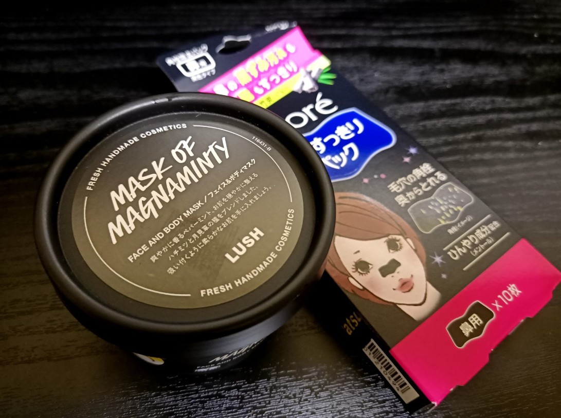 STEP 3 :用温水清洗掉LUSH薄荷清洁面膜后,博主推荐用Biore经典款竹炭清洁鼻贴进行「二次毛孔吸尘」,敷面5~8分钟左右。这时仅存于毛孔里苟延残喘(笑)的黑头粉刺也无处可逃啦!