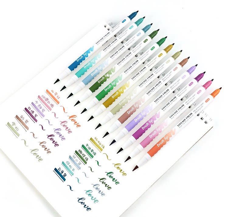 # 9 点石文具 Brush Pen 复古色系列 中国DS点石文具推出的这组软头毛刷笔CP值公认非常高，是学生党也可以闭眼入的一组～复古系列配色分为暖系和森系两组，一共12色～而其实双头笔设计，笔刷一端可以上色、写Brush Lettering，细头一端则可以勾线描边。