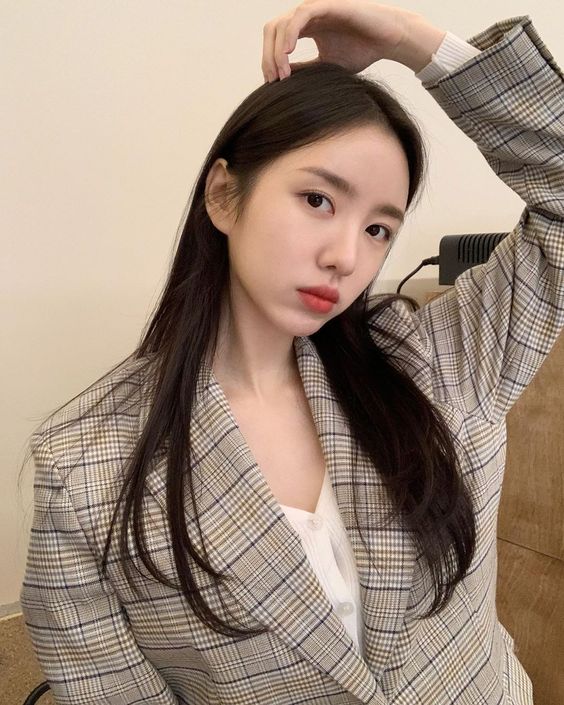 一般说到「防蓝光」，相信大家都会联想到镜片黄黄的框架眼镜。但戴眼镜镜片反光，出门、WFH视讯会议时把眼睛和颜值都「完美挡住」了～ 美编寻觅好一段时间终于找到了拯救四眼女孩们的「护眼神器」- FreshKon Daily Blue Shield，摆脱压颜值的框架眼镜，同时具备维持视野清晰、良好滤蓝光和UV防护的卓越护眼效果，让双眼多一层保障。