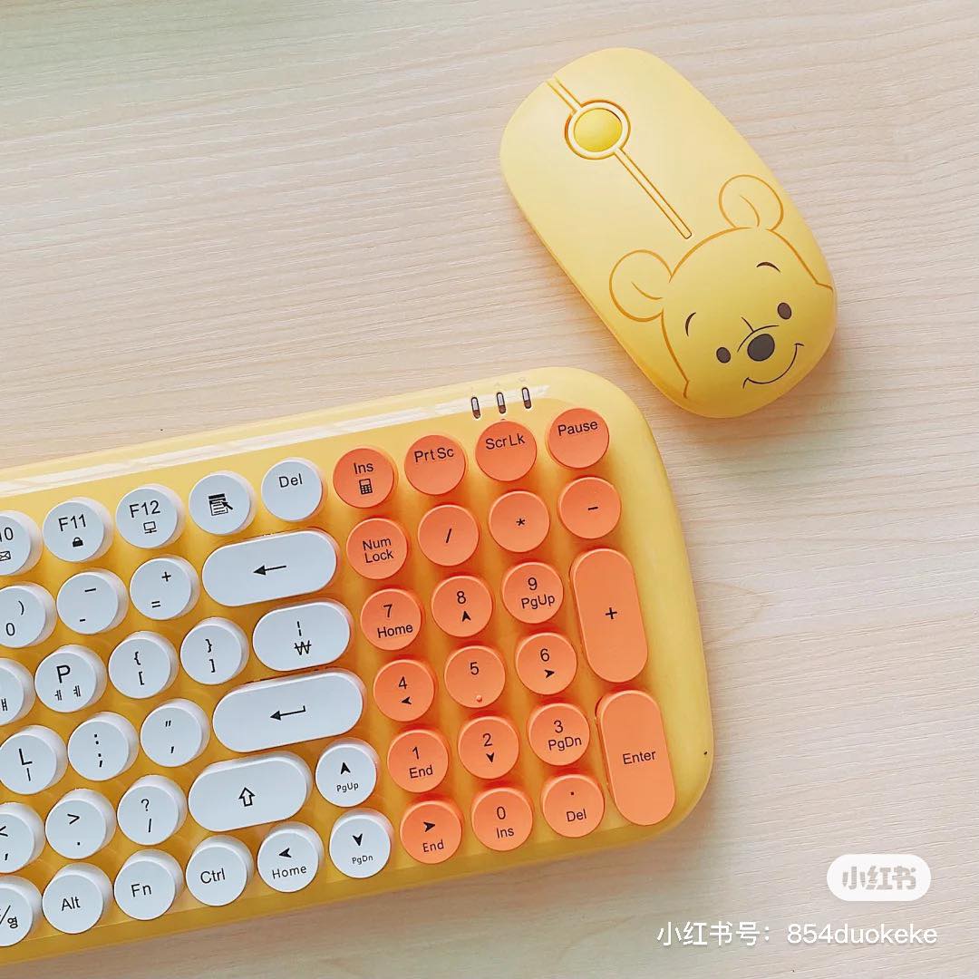 # 5 ROYCHE小熊维尼键盘在Shopee竟然在出售！♥ 键盘左上角和Spacebar都有可爱卡通设计，同系列小猪Piglet粉色款也很值得入手哇～