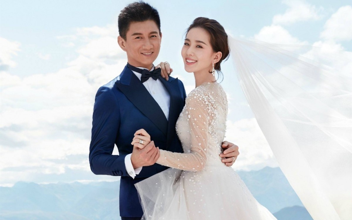 吴不可能离婚的明星夫妻 6 :奇隆 刘诗诗 拍摄经典好剧《步步惊心》结缘的「四爷若曦」吴奇隆和刘诗诗2015年完婚,2019年家里迎来新成员、小名取名为「步步」纪念夫妻俩的定情之作,寓意超甜蜜!俩人婚后虽然不怎么公开合体、也鲜少在社交媒体平台上秀恩爱,但感情之好已是娱乐圈中的佳话。有趣的是,2018年起有极端私生饭成立「等刘诗诗离婚」微博每日打卡蹲守女神离婚,在苦撑到上个月近3年后宣布停止更新永久删号,一度登上热搜掀起网民热议:「有些人就是看不得别人好、太恶毒了」、「看诗诗的状态就知道很幸福,根本离不了婚好吗?」