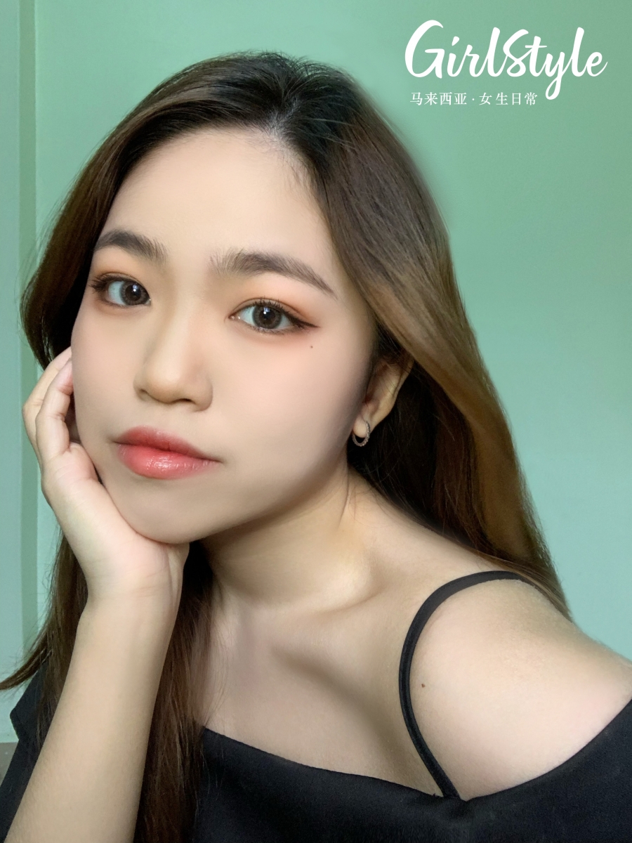 ✨ 温婉柔和「日常系」眼妆 「世上独一无二的我如此有趣，你只在乎我的外表和打扮漂不漂亮？」谁规定女生要提升魅力一定要浓妆艳抹？我就喜欢简约干净的妆容、不施过多脂粉的自己。 双眸上没有高饱和度的色彩、没有晶灿灿珠光/亮片点缀，简单使用速干、服帖滑顺不易失控的KISS ME Heroine Make Prime Liquid Eyeliner Rich Keep - Natural Brown温柔浅棕色勾勒出细致眼线，搭配雾面棕色系眼妆即能凸显气质感。