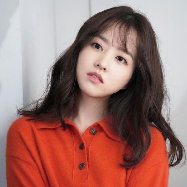 朴宝英冻龄保养秘诀（一）：安瓶精华「这样」用 朴宝英满满胶原蛋白的脸特别扛老、在高清镜头下丝毫看不出岁月痕迹！她曾在不藏私分享过自己的独家护肤秘招：「将化妆水湿敷-安瓶精华的使用顺序倒过来」，先擦安瓶高浓度精华、按摩促进吸收后，再用化妆水进行湿敷几分钟。过程中会给化妆棉补增化妆水，确保它时刻保持湿润，不会倒吸走肌肤里的水分、刚补给到肌底的安瓶精华滋养。