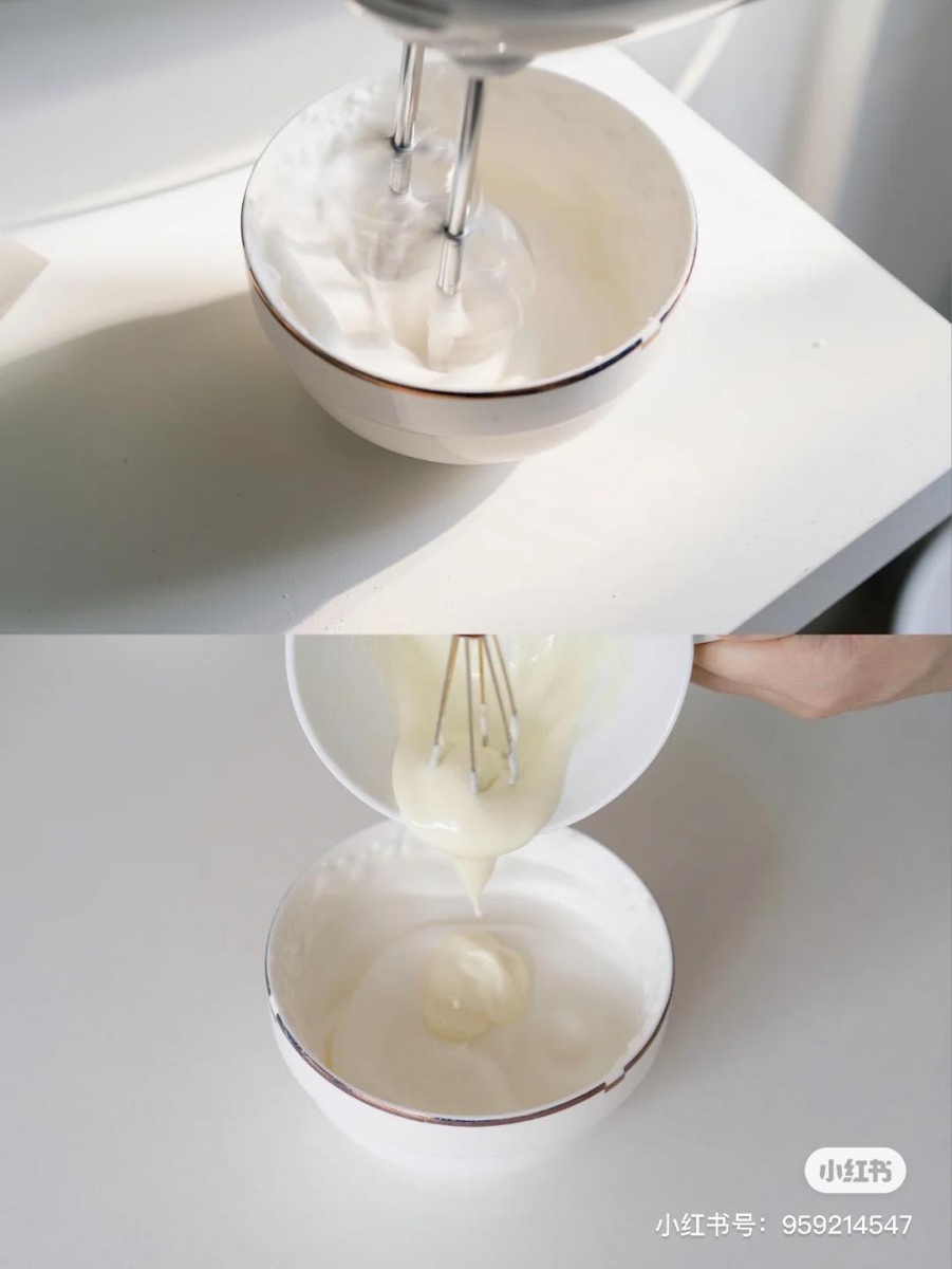 2、将刚刚的蛋清打发，过程中加入6g的玉米淀粉，继续打发至蛋白可以提起硬挺的小尖勾。将16g的酸奶加入19g奶粉搅拌到彻底均匀，再倒入打发的蛋白里继续拌匀。倒入裱花袋里备用～