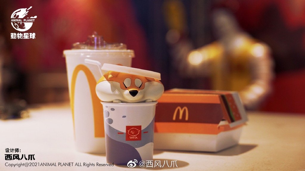 Coke Gotch可乐阿柴枸杞:从可乐杯子里冒出来的呆萌柴犬枸杞~脸颊的肉肉都挤出来了感觉超想rua一把!