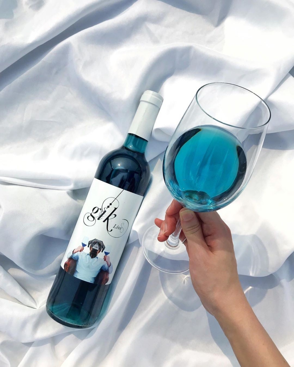 另一款款同样产自西班牙的Gik Blue Wine 由一家西班牙年轻人开创的公司Gik所打造;设计Gik Blue Wine的灵感,来源于酿酒师喜欢的一本韩国作家W. Chan Kim的著作《Blue Ocean Strategy 蓝海策略》,以大海的颜色为主题,调出了这么一款梦幻海洋蓝色调的葡萄佳酿。