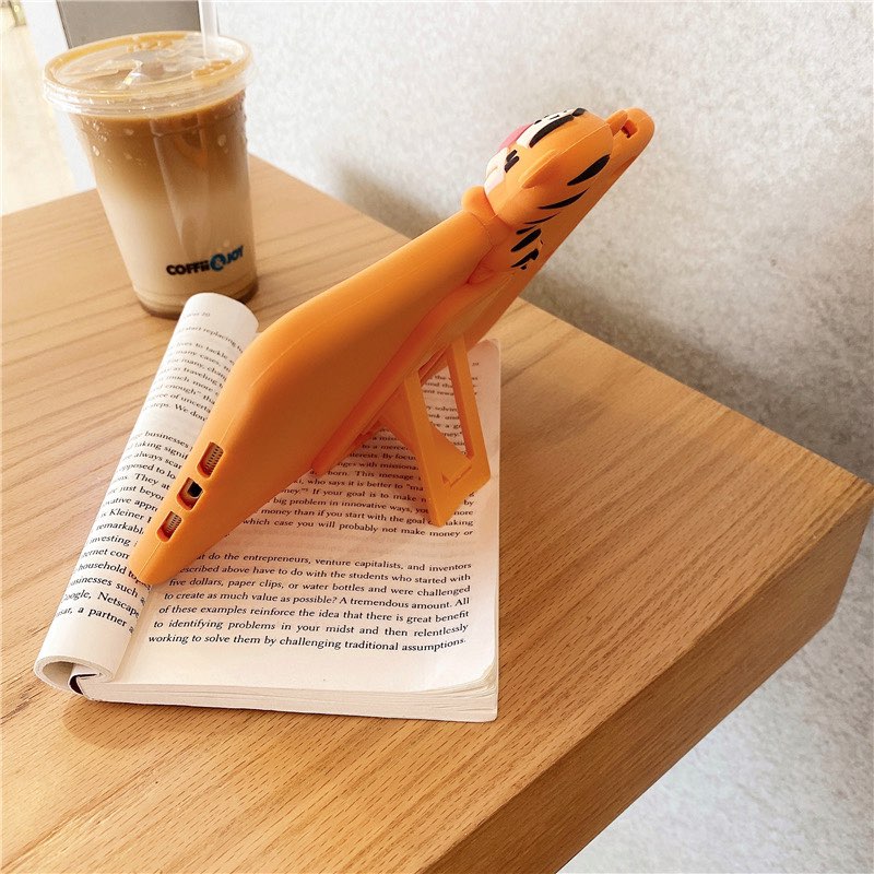 # 2合1功能小熊维尼设计iPad保护壳 >>> 【点击查看Shopee链接】 矽胶材质加上很贴合的边角防护,提供绝佳防摔功能;而且背面还附有支架设计轻松将iPad立定、解放双手,用它追剧/学习或工作时还有探出头的3D可爱小熊维尼/小猪/跳跳虎陪伴,超级可爱~