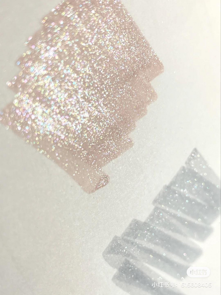 博主测评表示星空银像是非常细腻的闪片眼影一样、淡桃粉色非常仙气，非常值得入手！