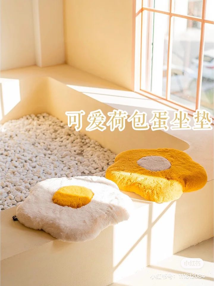 WFH居家办公/上网课需要就坐在电脑前,有了这款小红书上非常夯的小花INS风坐垫,坐着舒服、看着可爱疗愈,完全是「工作/学习好伙伴」啊 ♥ 打工党学生党都值得入手!>>> 【点击查看Shopee链接】