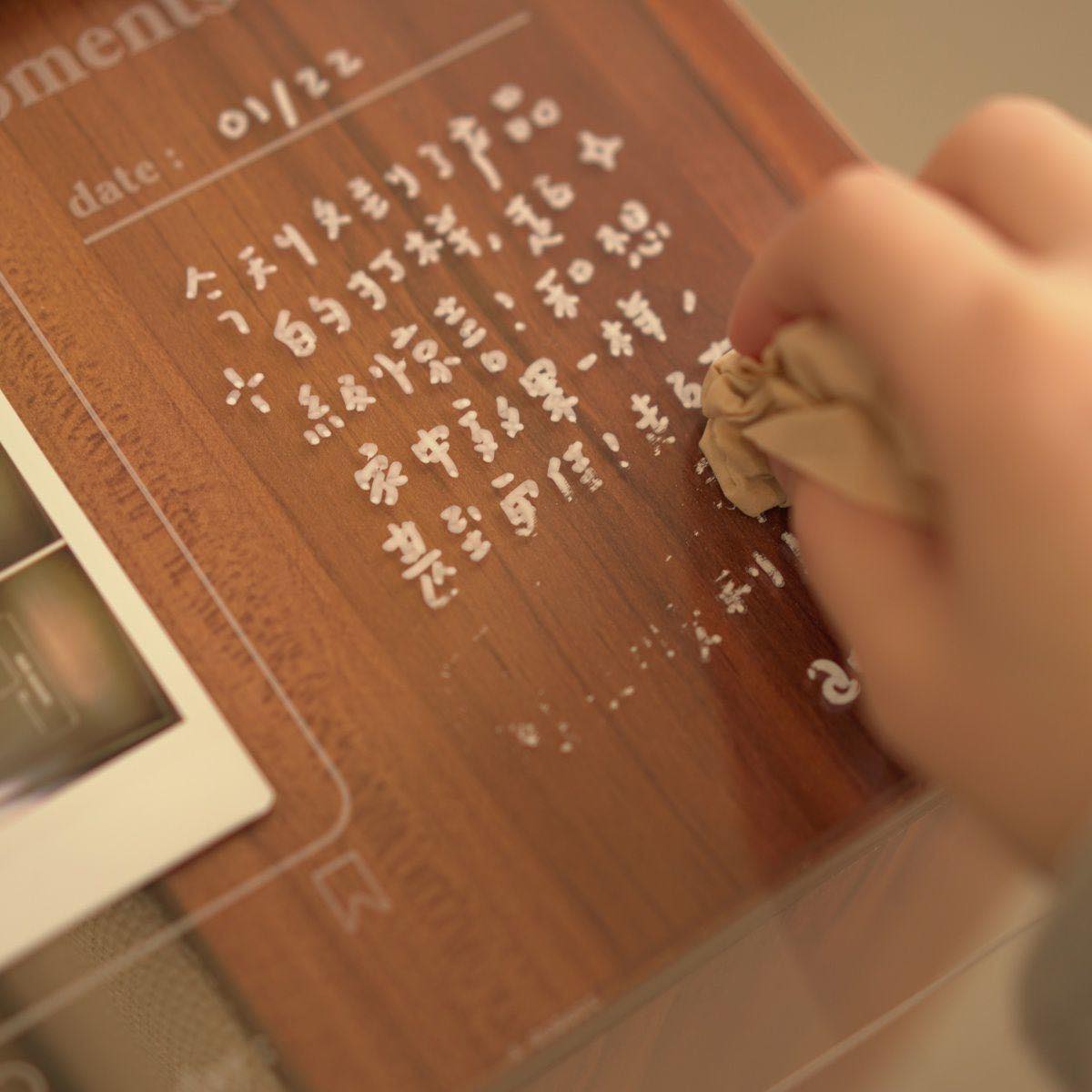 透明亚克力材质的记事留言板,用在白板涂写的马克笔书写,随时用湿巾擦拭修改都没问题,甚至可以直接取代纸笔、很环保!