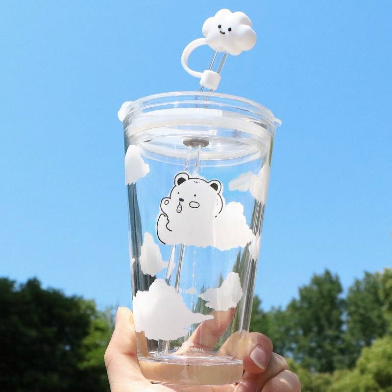 # 6 小熊+云朵卡通吸管玻璃杯 >>> 【点击查看Shopee链接】 印有熊熊+图案的这款玻璃杯设计简约,但可爱度依然超标!吸管帽也是云朵设计,瞬间收获满满喝水动力啊(笑)