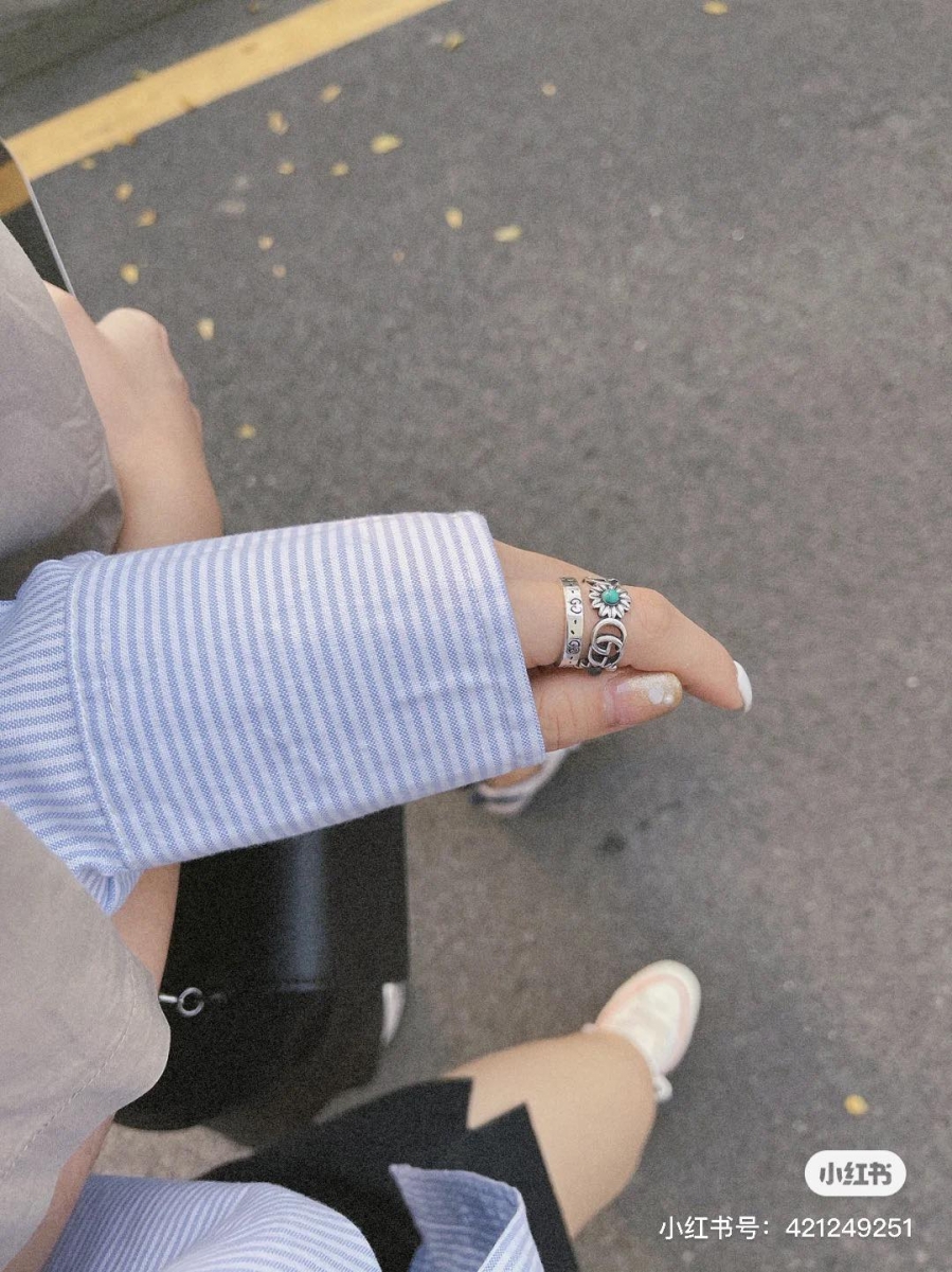 # GUCCI 泫雅同款小雏菊戒指 甜酷女孩很值得入手的一款小雏菊戒指，双G Logo元素是很有质感的银饰材质，小雏菊的部分有点Vintage做旧风格，实物非常精致！