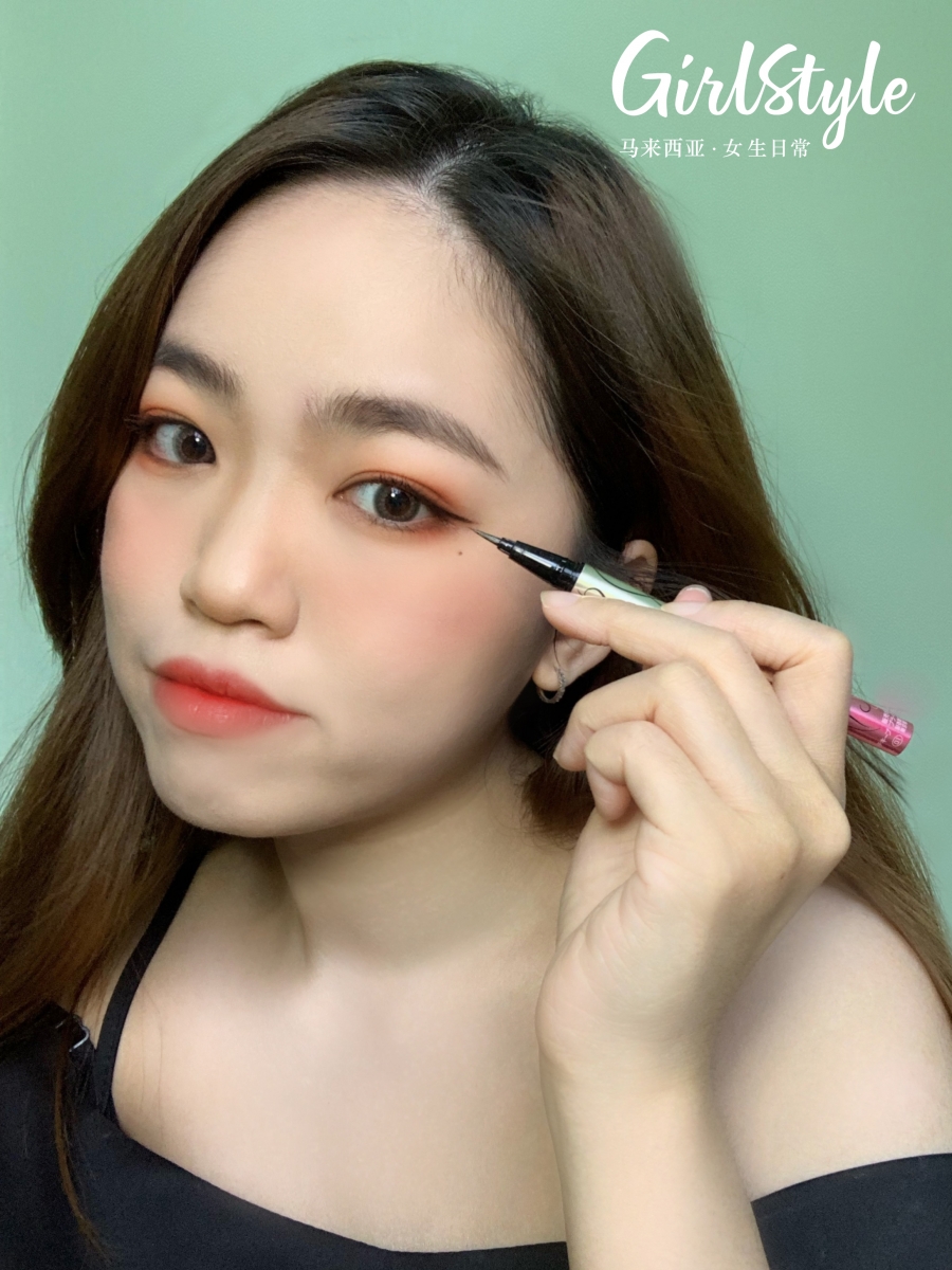 # 「美」无需盲目跟风：画自己喜欢的妆、大胆尝试自己喜欢的风格！ 想尝试跳出舒适圈、挑战有别于以往的打扮？那就大胆去做吧！不想改变太多、觉得现阶段这样的自己就很自在？那就舒服地做自己吧！画自己喜欢的的妆、尝试自己喜欢的风格，对自己的决定和选择更自信；无需盲目跟风，更不用逼迫自己去接受社会强加于女性的美丽标准。 ✨ 「深邃利落眼妆」当个又酷又飒GIRL