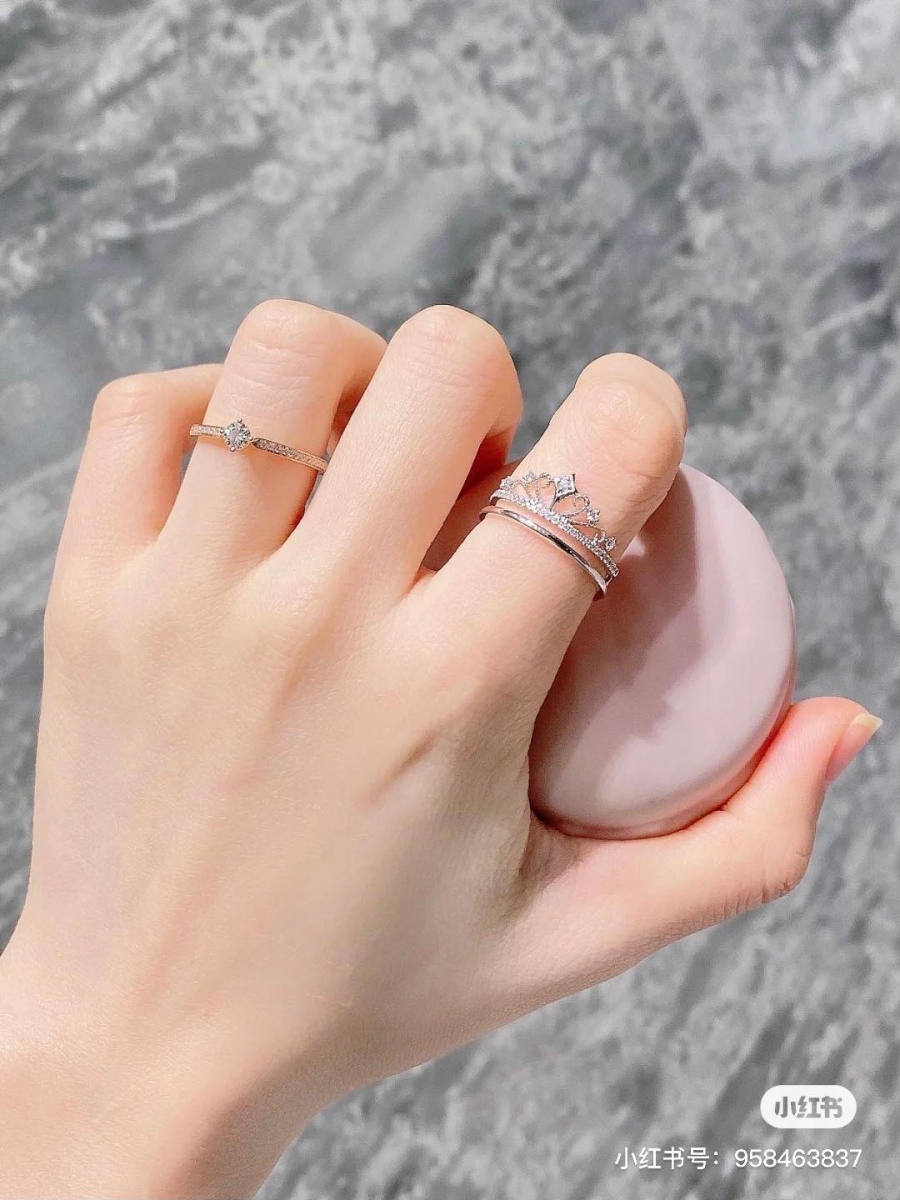 So In Love 城堡烟花戒指 城堡烟花系列戒指由2枚戒指组成,一枚是简约不失精致感的钻戒,另一枚则是公主风皇冠设计的绝美设计,各别单独佩戴或组合佩戴都尽显别样美感。