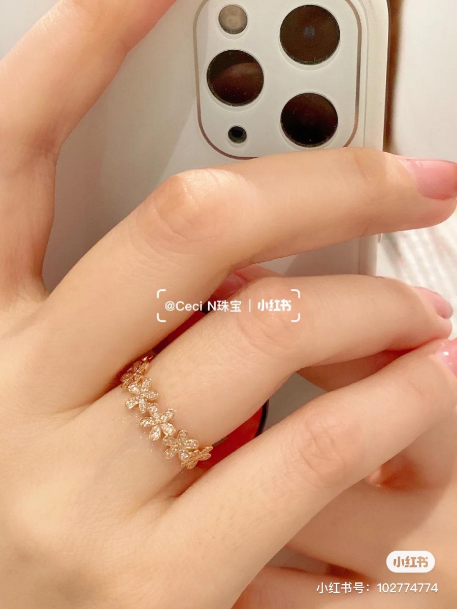 # PANDORA Rose Daisy Flower Ring 锆石小雏菊花海ROSE戒指 >>> 【点击查看购买链接】 小雏菊的花语是「深藏在心底的爱」，同时也有「天真」「纯洁」「快乐」「希望」的寓意～结合戒指作为承诺的象征，特别适合用来当告白/定情礼物！这款玫瑰金色小雏菊戒指色泽柔美、衬肤色；虽然整体设计很精细，但配以Bling Bling锆石很显高级～