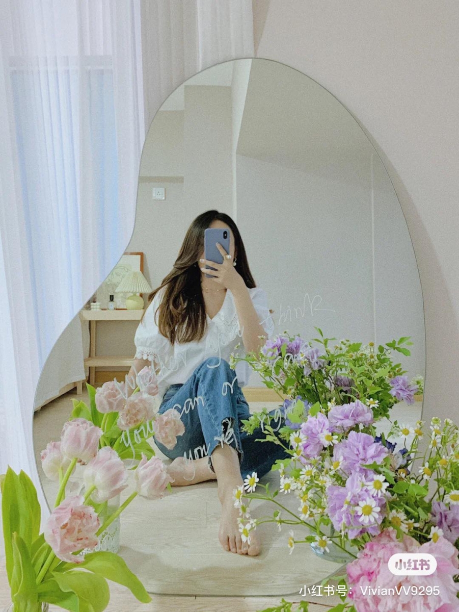 几何形镜子除了上述迷你桌面款 >>>【点击查看Shopee链接】很值得入手,想买全身镜的女生也可以考虑选择不规则几何型款式,轻松为原本简约的空间更添时髦风尚~ >>> 【点击查看Shopee链接】