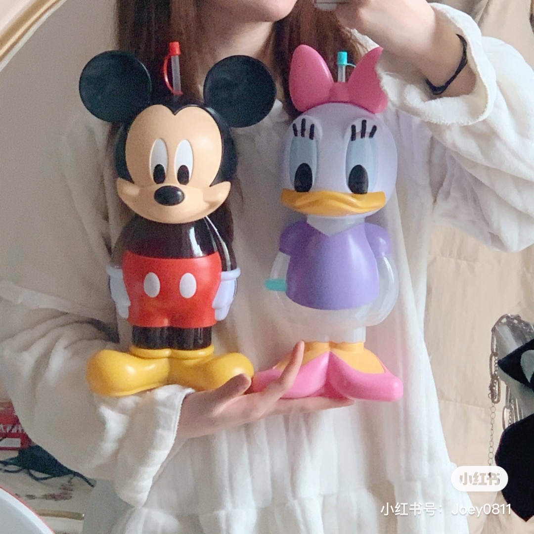 这组萌度破表的「超大只」经典迪士尼卡通立体水壶,据知像极了迪士尼乐园卖的周边商品一样,比例、色彩鲜艳度、细节设计都很有质感!
