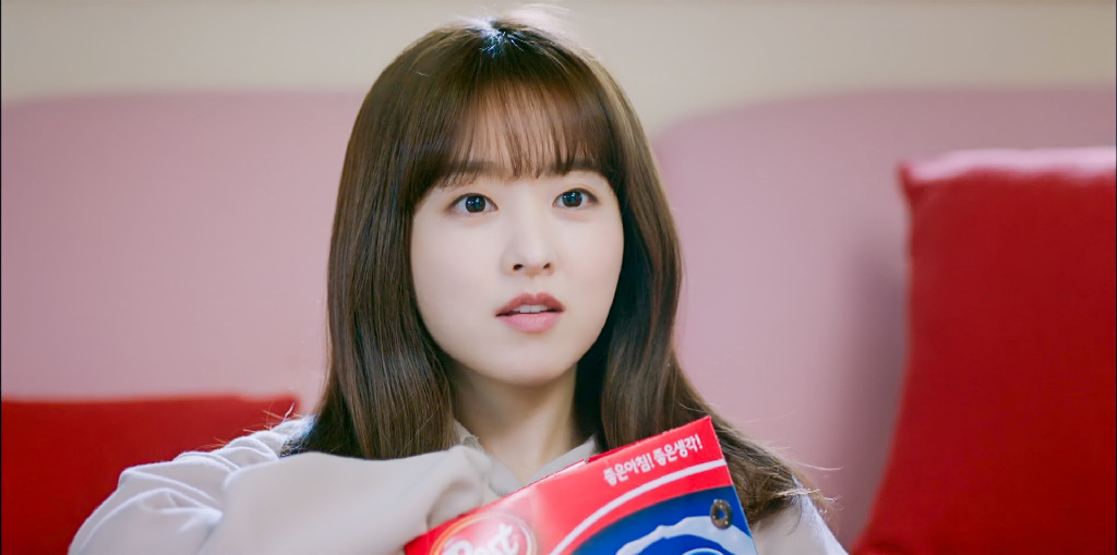 她表示自己平日里不会可以饿肚子辛苦节食，但会确保自己三餐准时进食、除三餐以外尽量不碰零食甜品和宵夜、高热量油炸食物少吃。只要有足够毅力「管住嘴」维持这些小习惯，在体重管理上绝对肉眼可见的有成效哦！