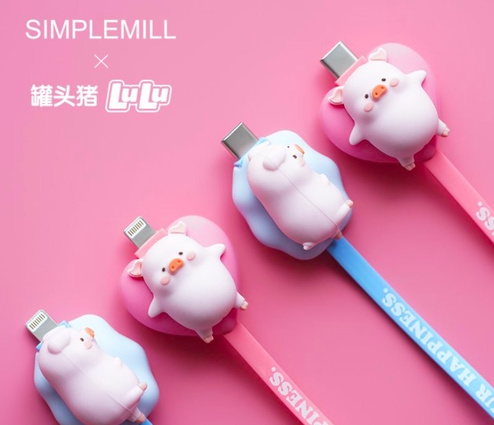 LULU猪充电数据线 SIMPLEMILL和LULU猪联名推出的这款充电数据线完全萌度破表有木有 ♥ 躺在爱心/小云朵上的LULU猪除了可爱度满分，还兼具了「保护数据线免受扯断」的超强实用性，是数据线守护神没错了（笑）>>> 【点击查看Shopee链接】