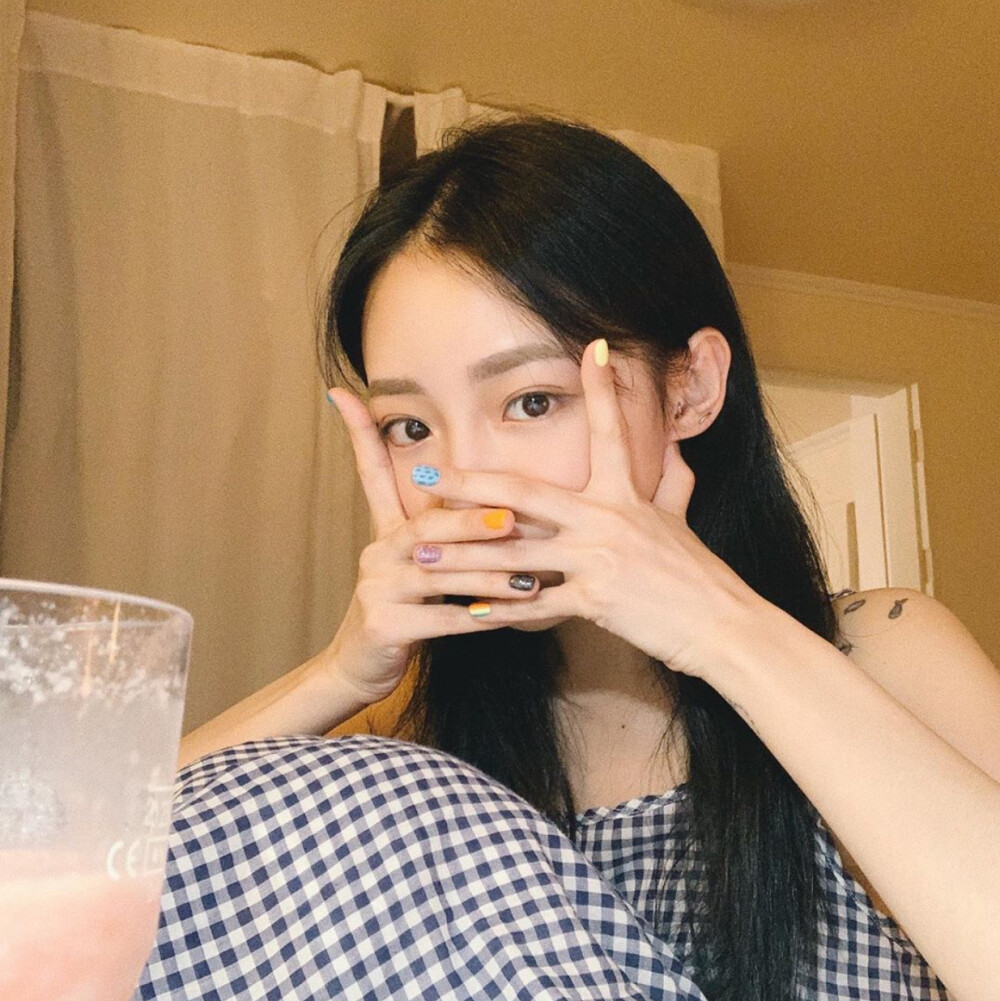 # Tips 3 ：防蓝光很重要 不止护肤要注重抗UV防蓝光，眼睛也必须做好抗蓝光防护！手机、iPad、电脑这类我们长时间接触的3C屏幕，其释放出的蓝光伤害会直接穿透到达视网膜，成为眼睛健康和视力的「隐形杀手」： 长时间盯着屏幕，散射的蓝光容易造成眼睛干涩、疲劳，更甚者还可能导致黄斑部和视网膜受损破裂，伤害之大非同小可！ 蓝光还会对人体生理时钟造成一定程度的影响，其会降低我们的褪黑激素分泌，进而导致情绪持续亢奋、对白天/黑夜丧失判别力，因此大大影响我们的睡眠品质。