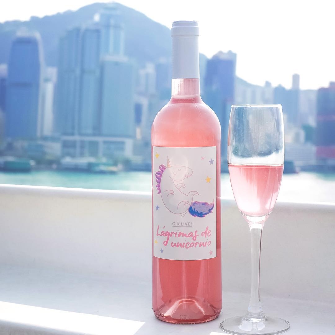 这款自带「仙气感」的Gik Unicorn Tears Dreams Pink Wine,乃是由一对酿酒师夫妇共同设计酿造而成~希望透过梦幻至极的粉色调红酒,让原本就带有浪漫情调的红酒更添欢乐幸福感。
