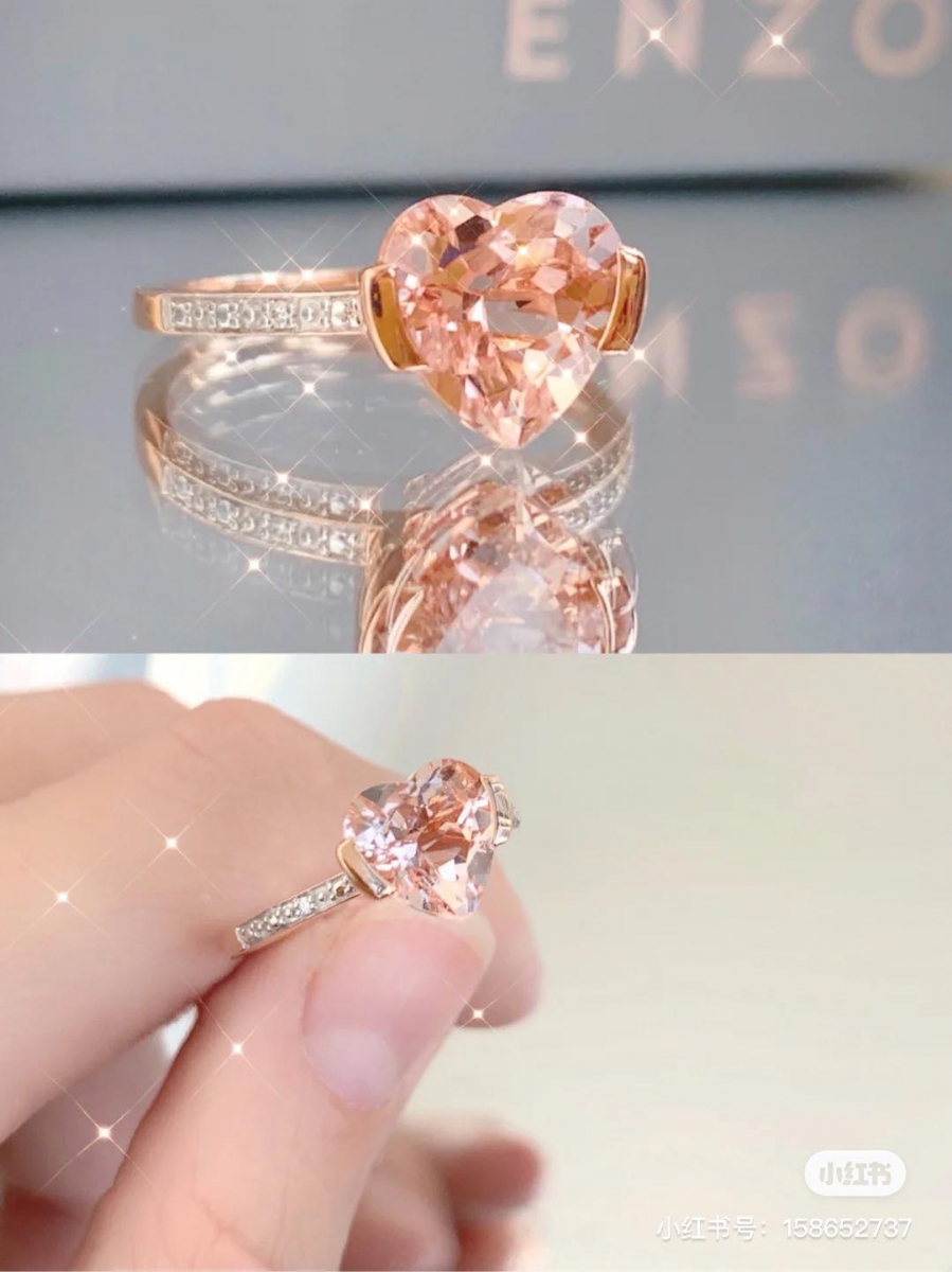 ENZO 爱心粉色摩根石钻戒 戒圈本身是18K玫瑰金制成,表面上刻有精致的雕花并且镶上碎钻,与梦幻破表的正中央粉色爱心摩根石相映成趣,浪漫高级设计被大赞很适合用来当求婚或定情戒指。由男生送给心爱的女孩的话,是呵宠和满满爱意的体现,女生送给自己作奖励,则是珍爱自己的表现呀~ ♡