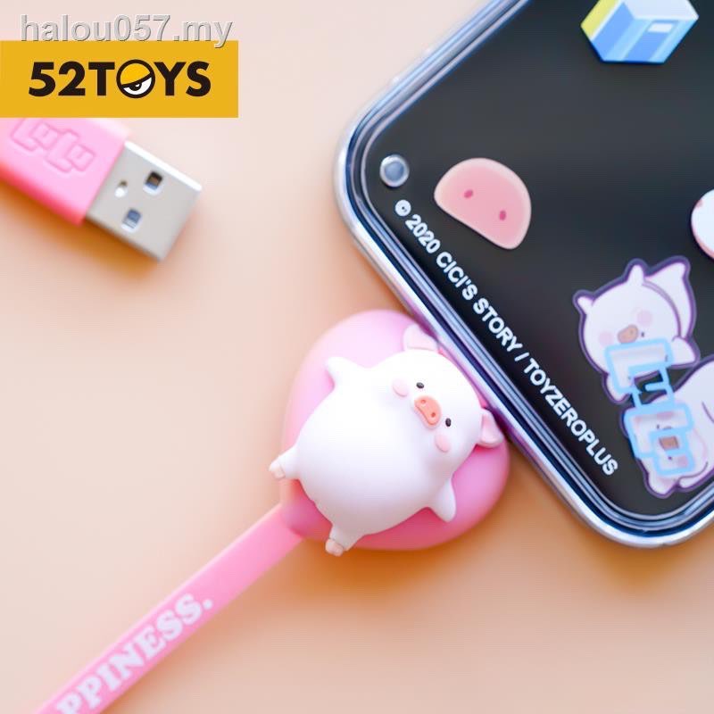 LULU猪充电数据线 SIMPLEMILL和LULU猪联名推出的这款充电数据线完全萌度破表有木有 ♥ 躺在爱心/小云朵上的LULU猪除了可爱度满分，还兼具了「保护数据线免受扯断」的超强实用性，是数据线守护神没错了（笑）>>> 【点击查看Shopee链接】
