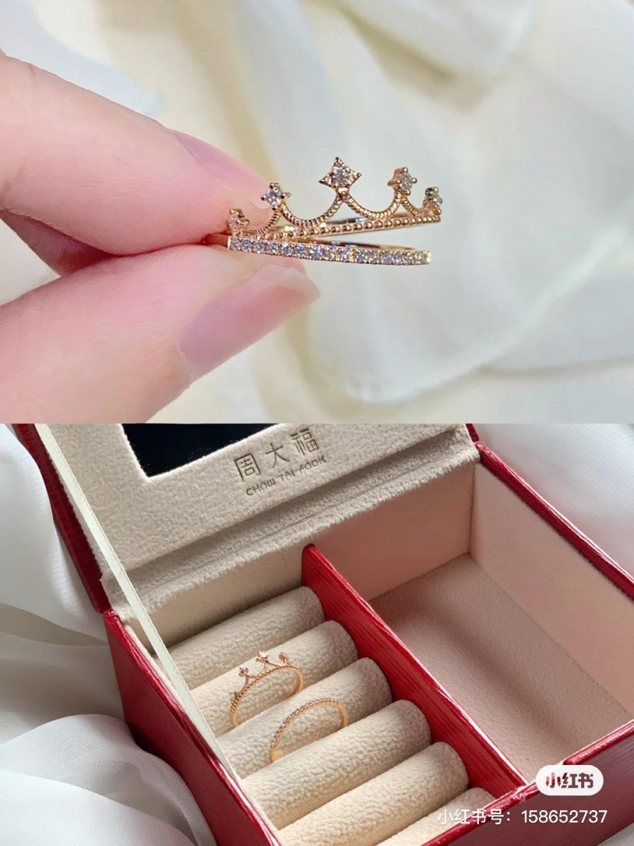 周大福18K金甜美皇冠戒指 钟情于公主风饰品但同时也追求日常实戴性的话,这款18K金甜美皇冠戒指绝对适合你!镂空加上蕾丝花边设计的皇冠戒指柔和迷人~建议可以搭配细致的排钻戒指叠戴,效果尤为惊艳。