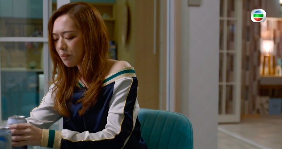 # 高段位绿茶套路 4:登门踏户、把人家家当自己家 Ana准备离开香港前暗自神伤,到森Sir阿Wing新房取回电脑,结果还在人家小俩口的家里借酒消愁,喝醉了还要到人家的床上躺着。而后巧合来得毫无悬念(笑)...森Sir刚巧和同事们喝完酒庆祝破案,烂醉回家误以为床上躺着的是女友最终「滚错床单」。